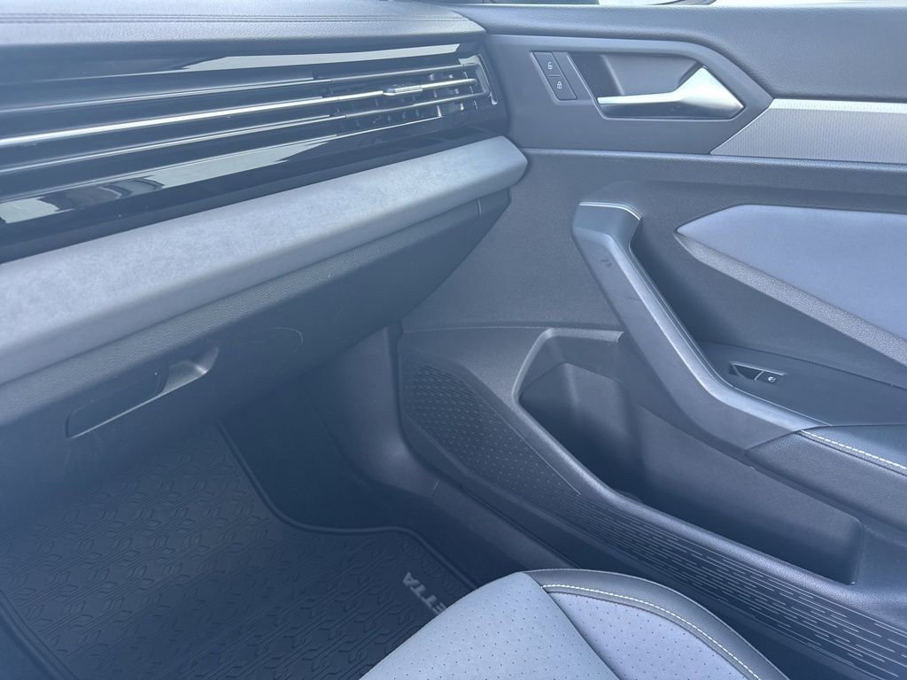 Used 2025 Volkswagen Jetta SE FWD image 27