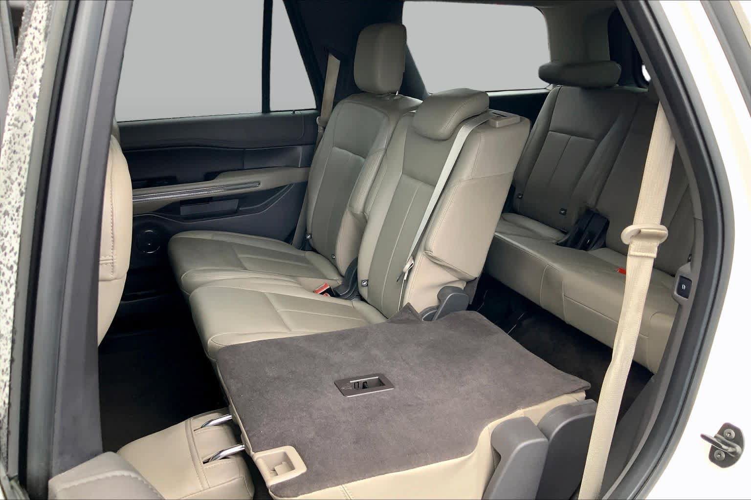 Used 2018 Ford Expedition XLT w/ Equipment Group 202A RWD image 18