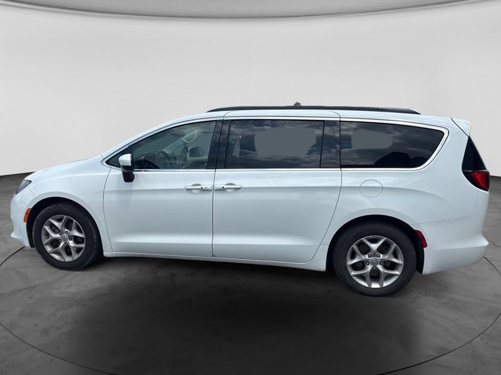 Used 2018 Chrysler Pacifica Touring w/ Tire & Wheel Group FWD image 8