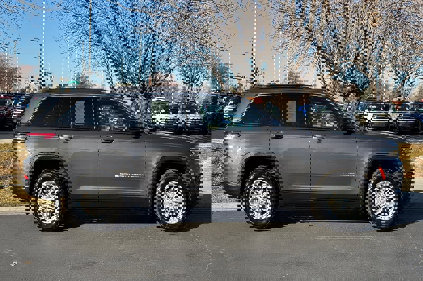 Used 2025 Jeep Grand Cherokee Laredo X w/ Luxury Tech Group I image 8