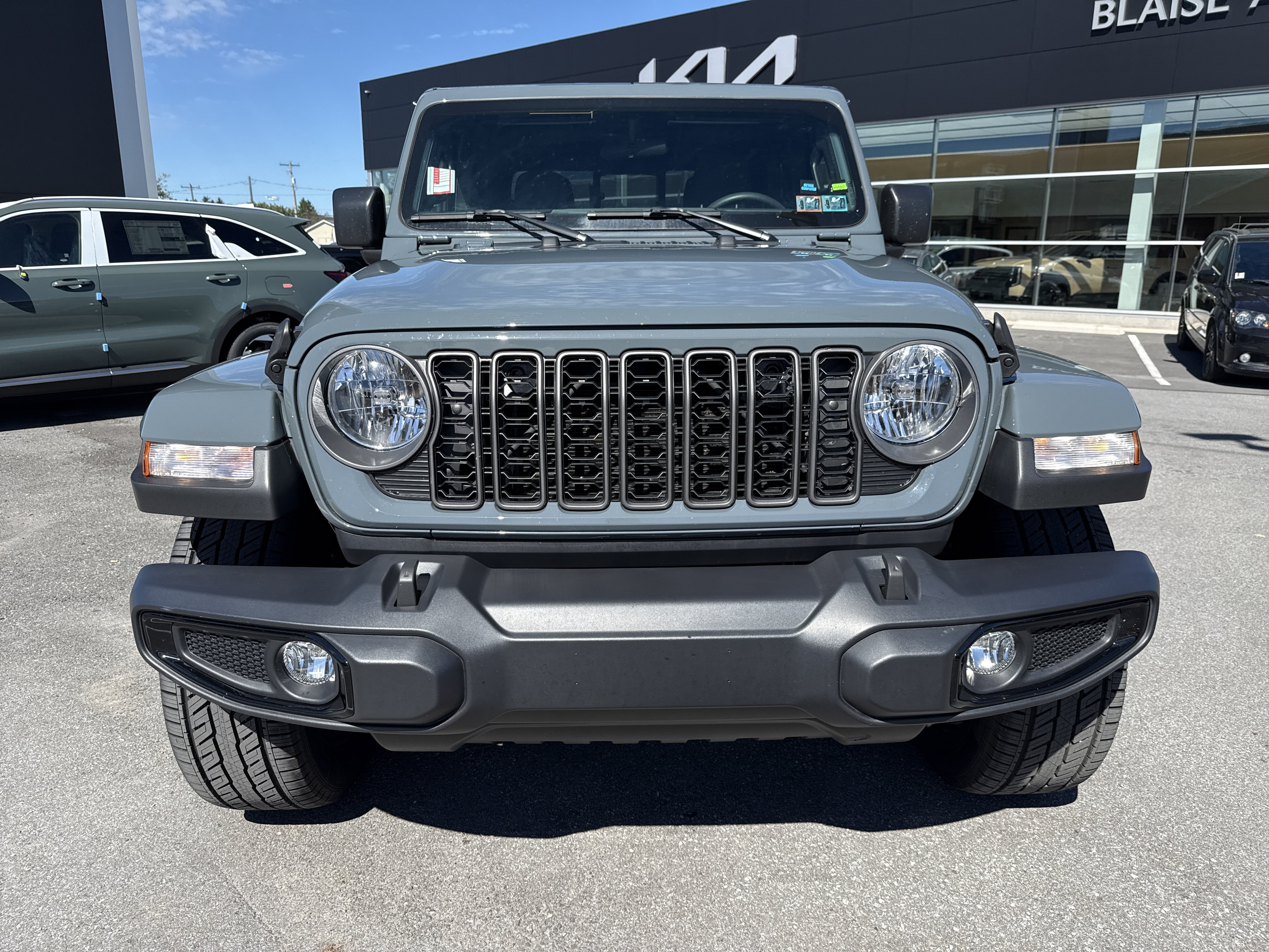 Used 2025 Jeep Gladiator Mojave AWD/4WD image 9