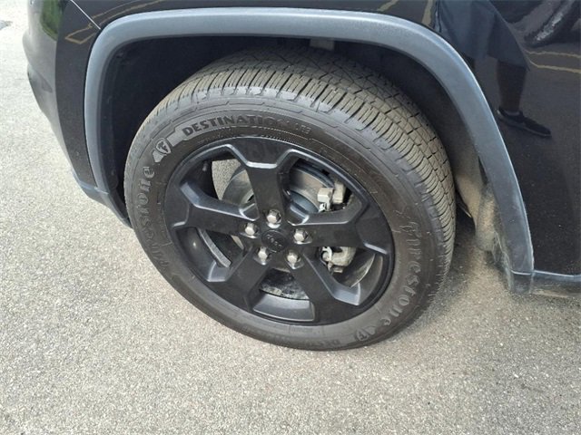 Used 2019 Jeep Grand Cherokee Laredo image 4