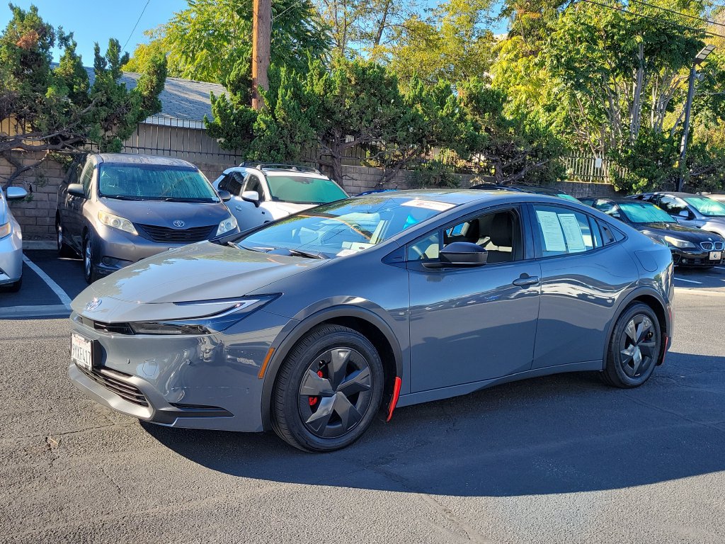 Used 2026 Toyota Prius LE FWD image 2
