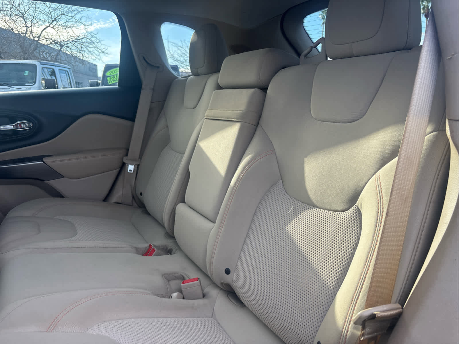 Used 2019 Jeep Cherokee Latitude w/ Cold Weather Group image 11