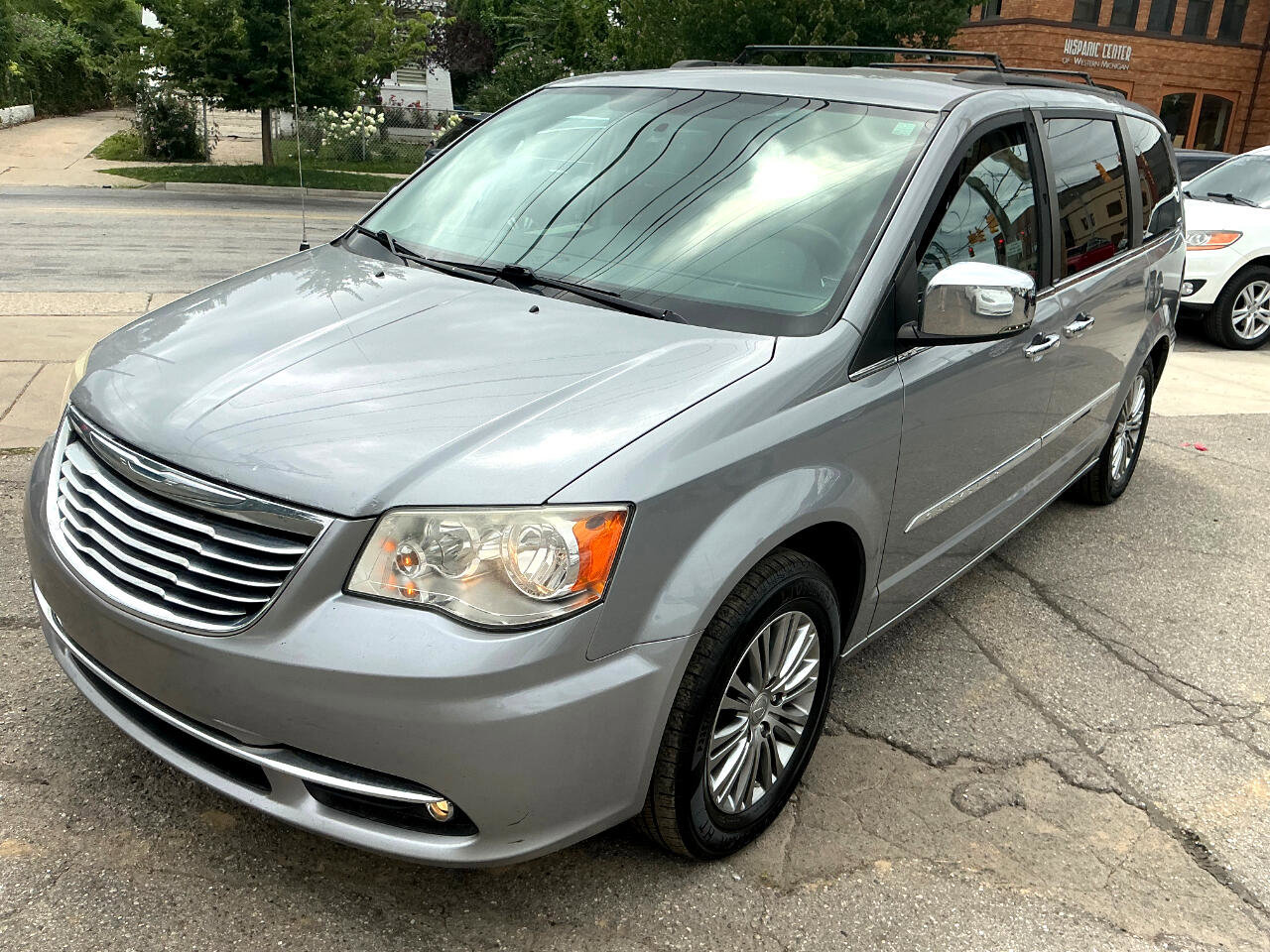 Used 2013 Chrysler Town & Country Touring-L w/ Driver Convenience Group image 7