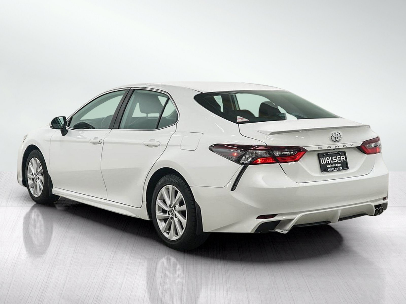 Used 2023 Toyota Camry SE FWD image 3
