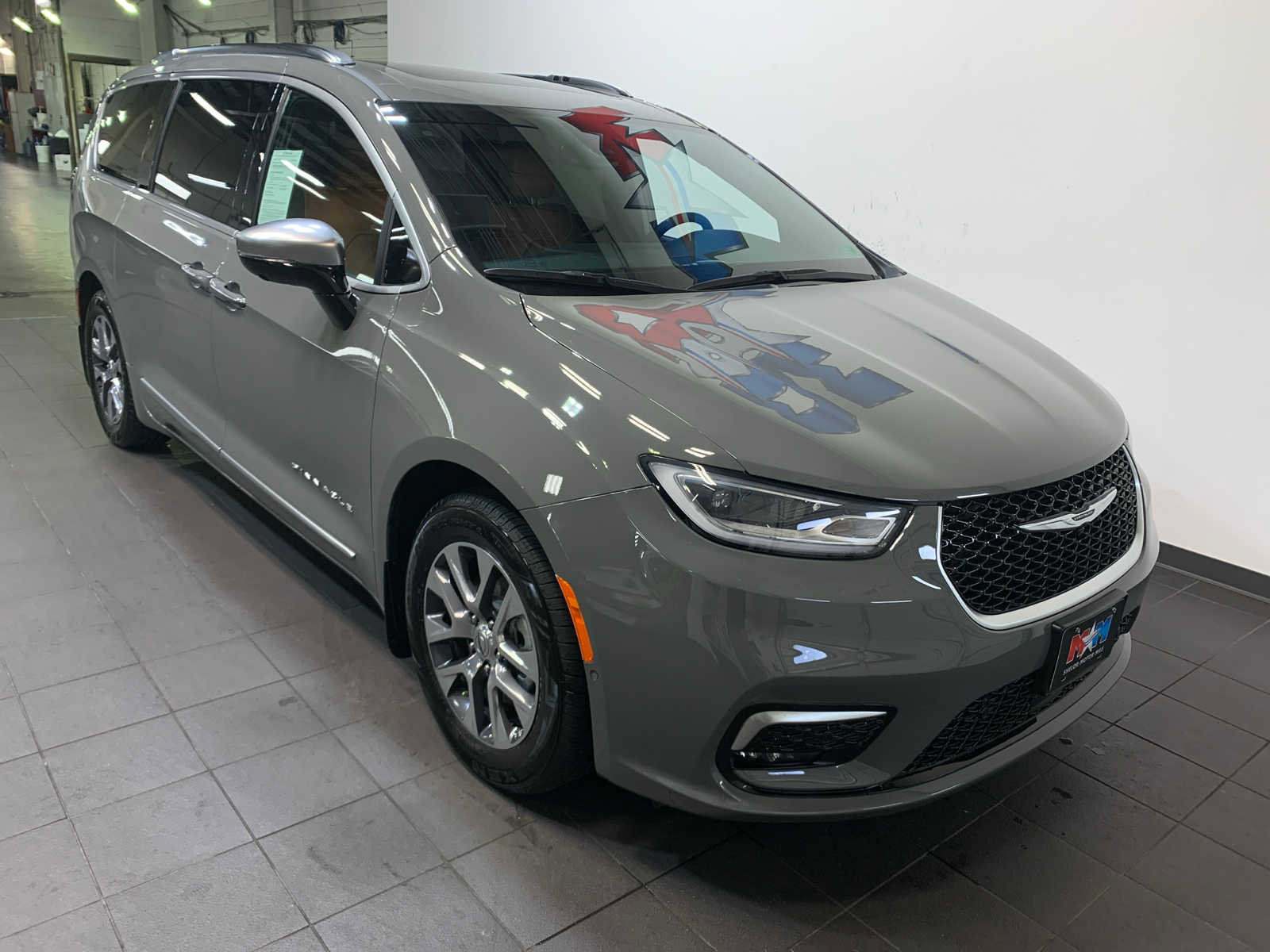 Used 2023 Chrysler Pacifica Pinnacle image 2