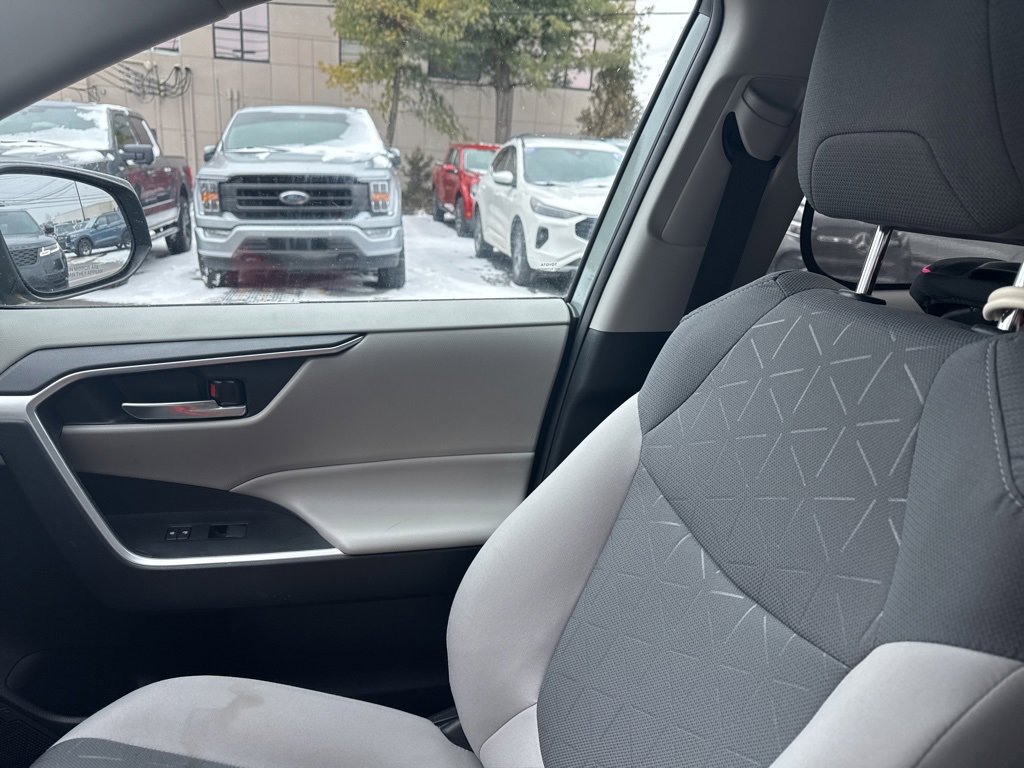 Used 2021 Toyota RAV4 XLE w/ Convenience Package image 18