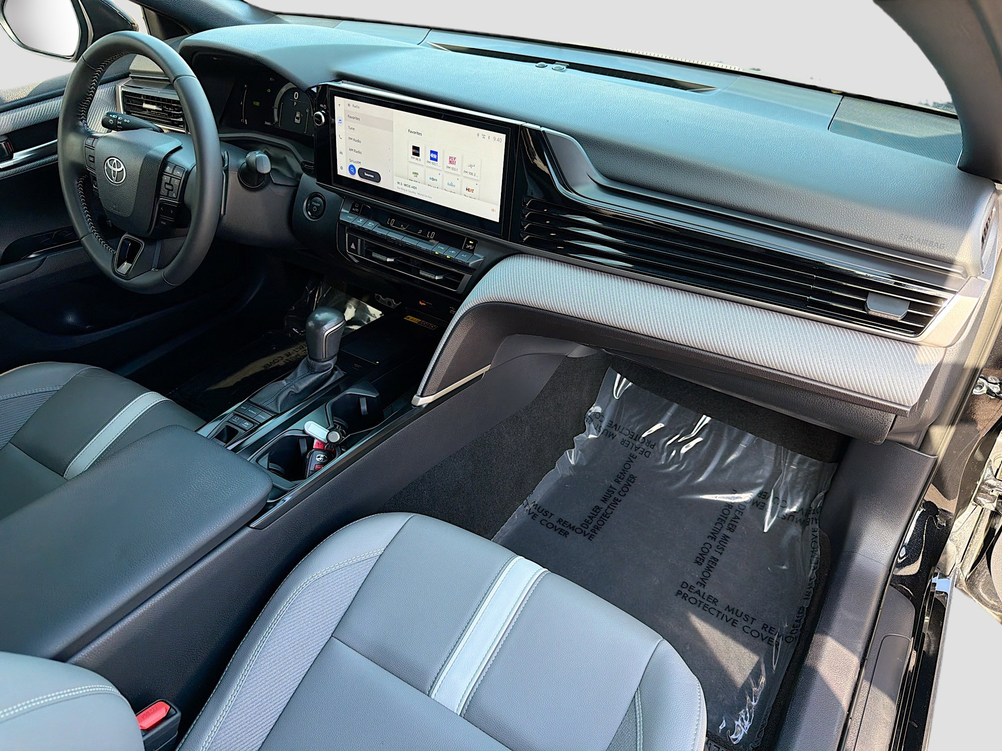 Used 2025 Toyota Camry SE w/ Multimedia Upgrade Package image 12