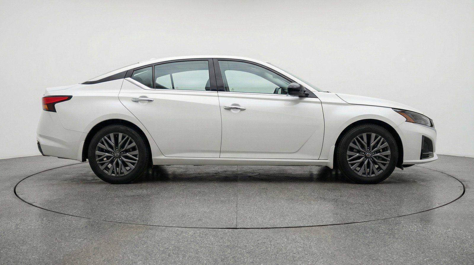 Used 2025 Nissan Altima 2.5 SV FWD image 11