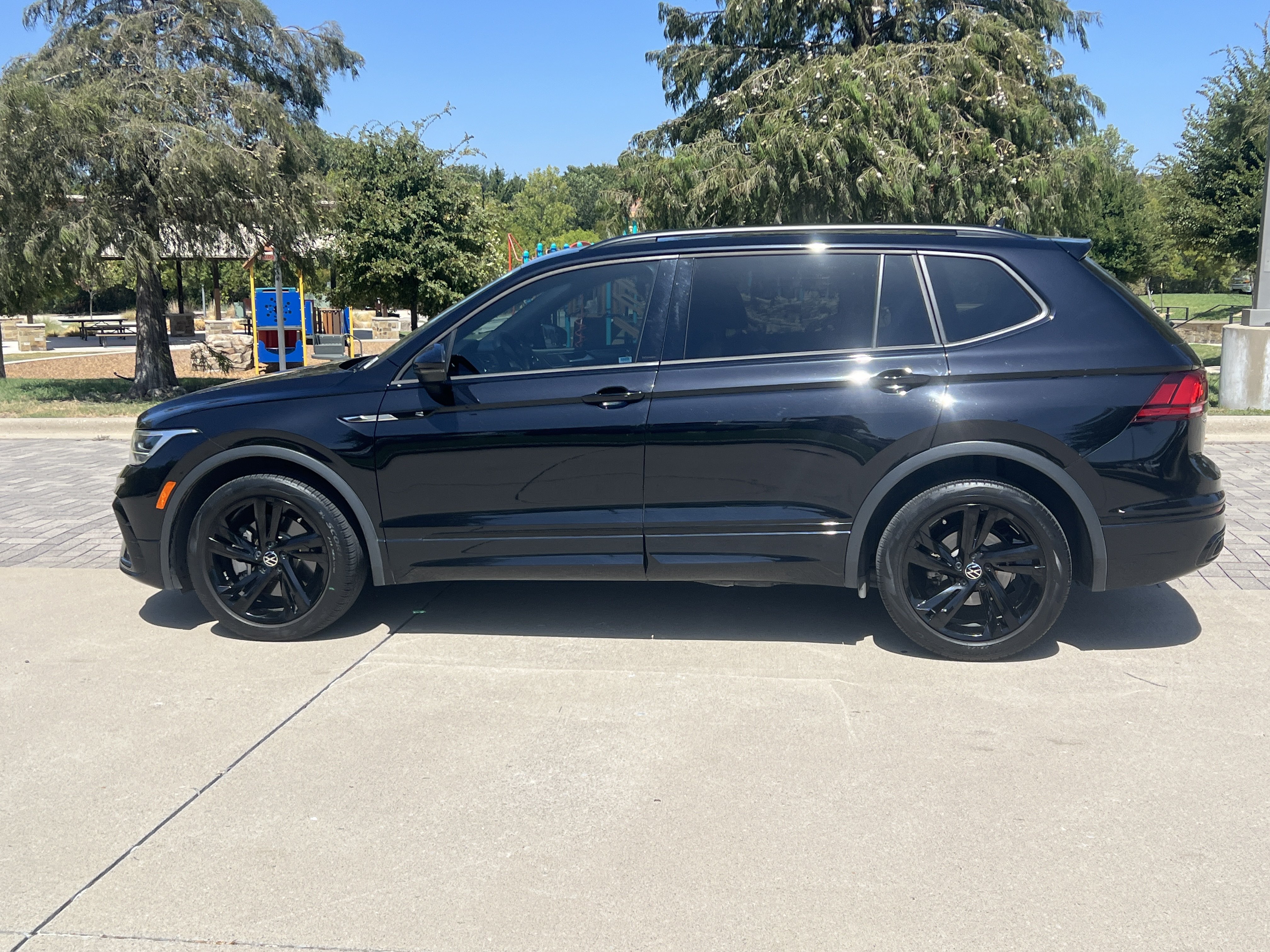 Used 2023 Volkswagen Tiguan SE R-Line FWD image 6