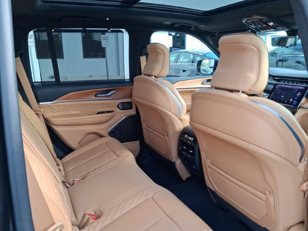 Used 2025 Jeep Grand Cherokee Summit w/ Adv Protech Group IV AWD/4WD image 26