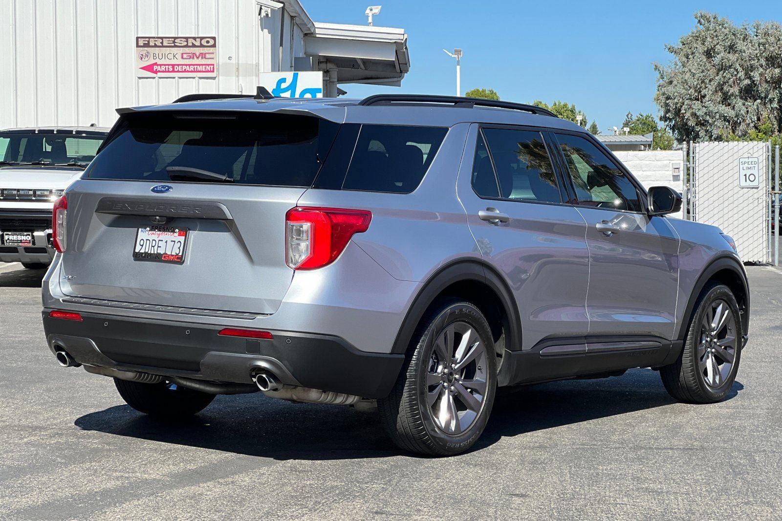 Used 2022 Ford Explorer XLT w/ Equipment Group 202A RWD image 4