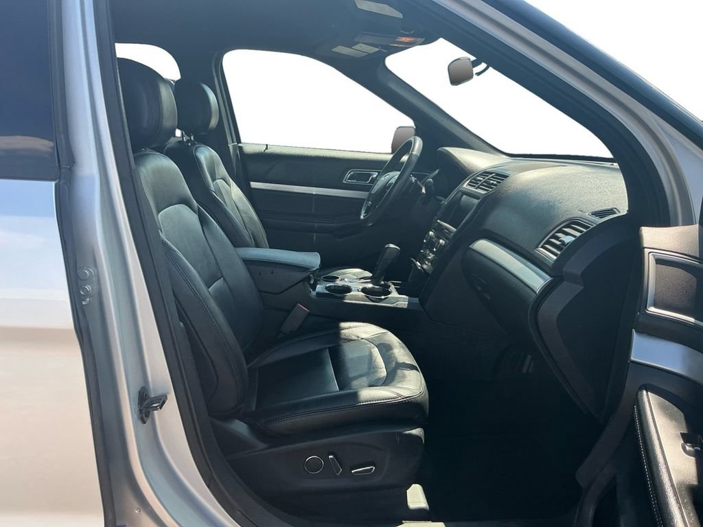 Used 2016 Ford Explorer XLT w/ Equipment Group 202A FWD image 22