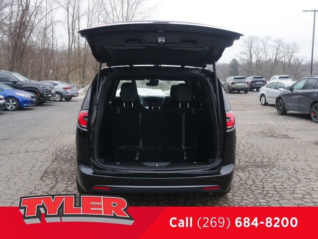 Used 2025 Chrysler Pacifica Limited FWD image 15