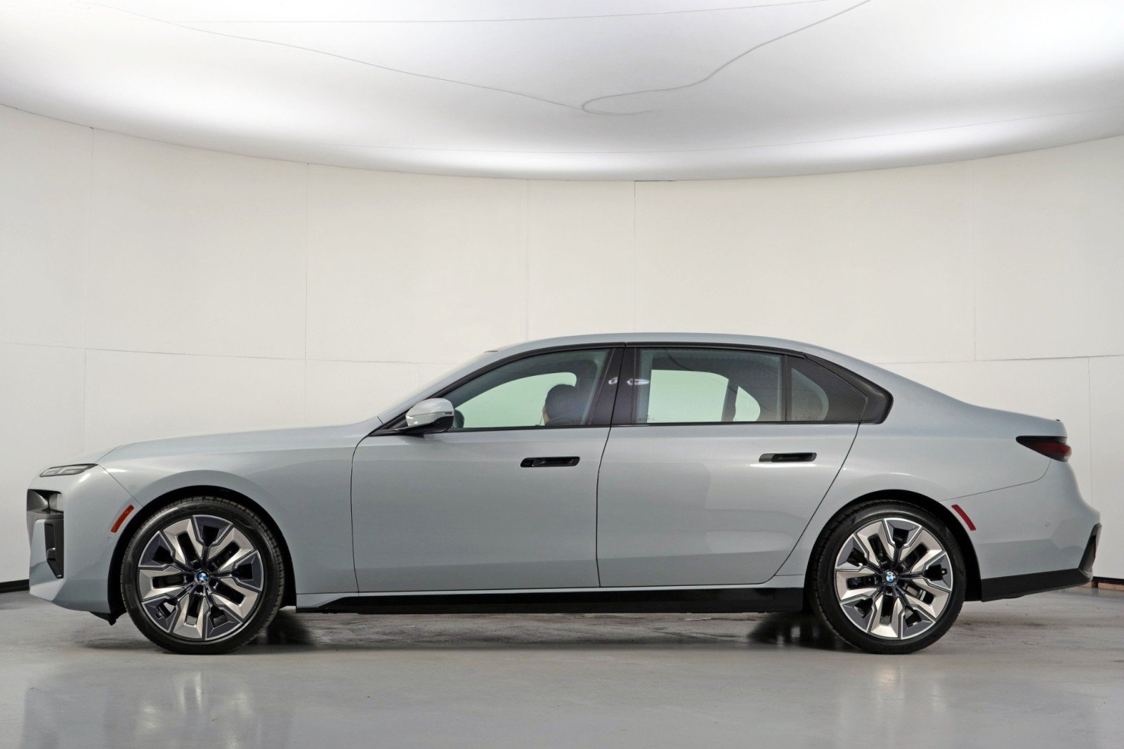 Used 2024 BMW 740i w/ Premium Package 2 RWD image 9
