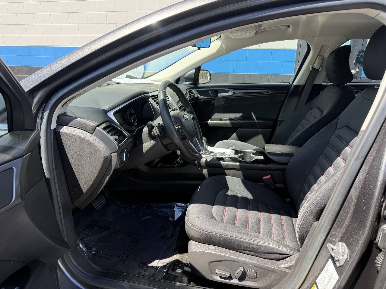 Used 2015 Ford Fusion SE w/ Equipment Group 201A FWD image 9