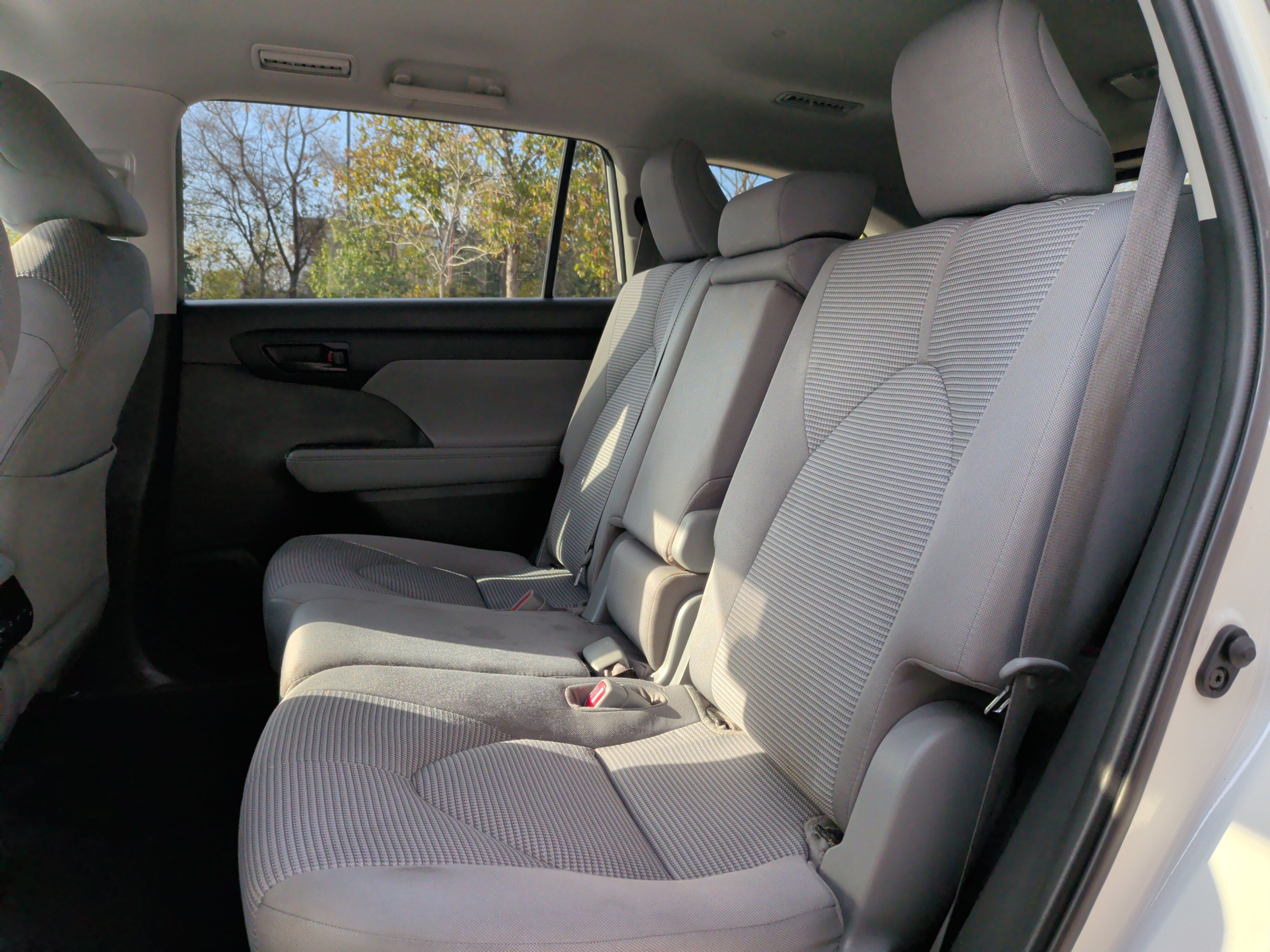 Used 2021 Toyota Highlander LE image 30