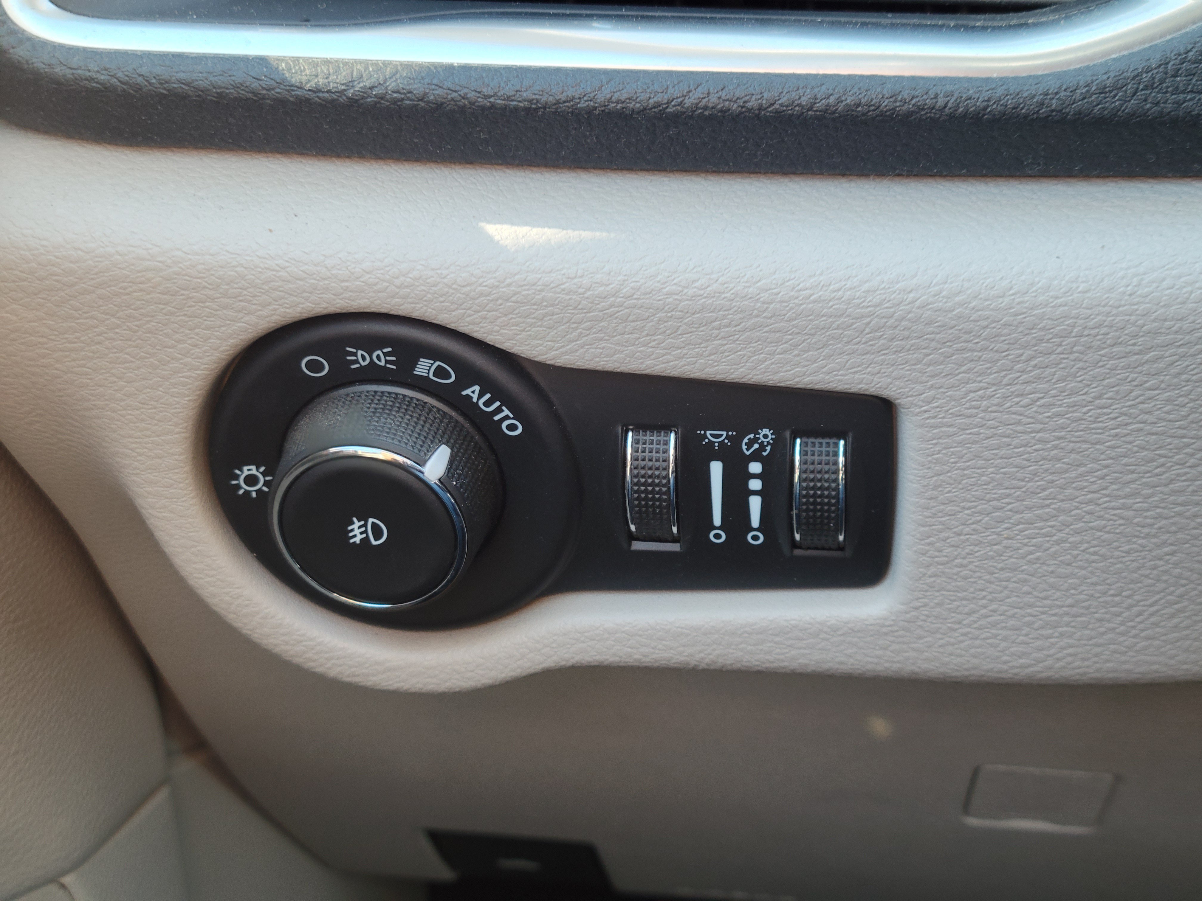Used 2021 Chrysler Pacifica Limited w/ Uconnect Theater Family Group FWD image 9