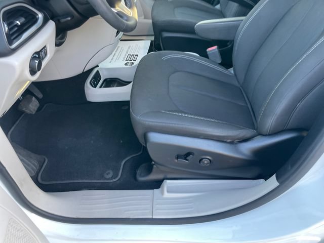 Used 2023 Chrysler Voyager LX FWD image 9