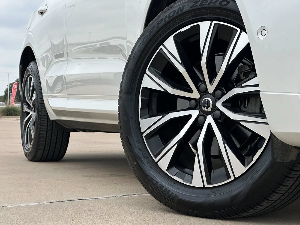 Used 2025 Volvo XC60 B5 Plus AWD/4WD image 9
