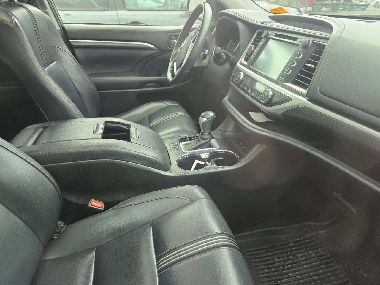 Used 2019 Toyota Highlander SE image 18