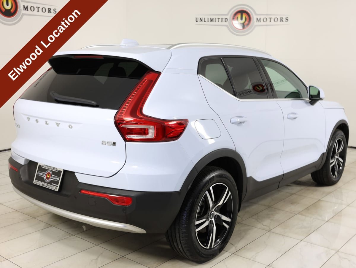 Used 2025 Volvo XC40 B5 Core AWD/4WD image 3