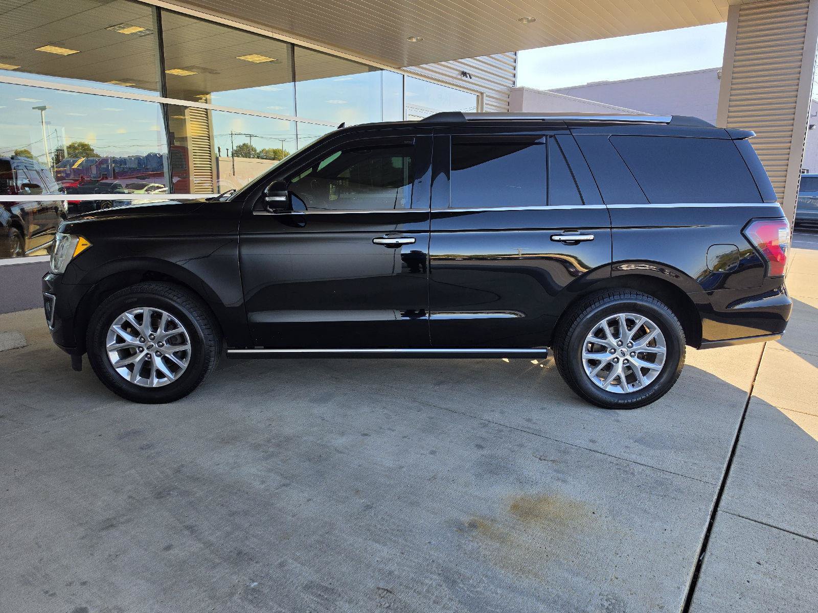 Used 2018 Ford Expedition Limited AWD/4WD image 2
