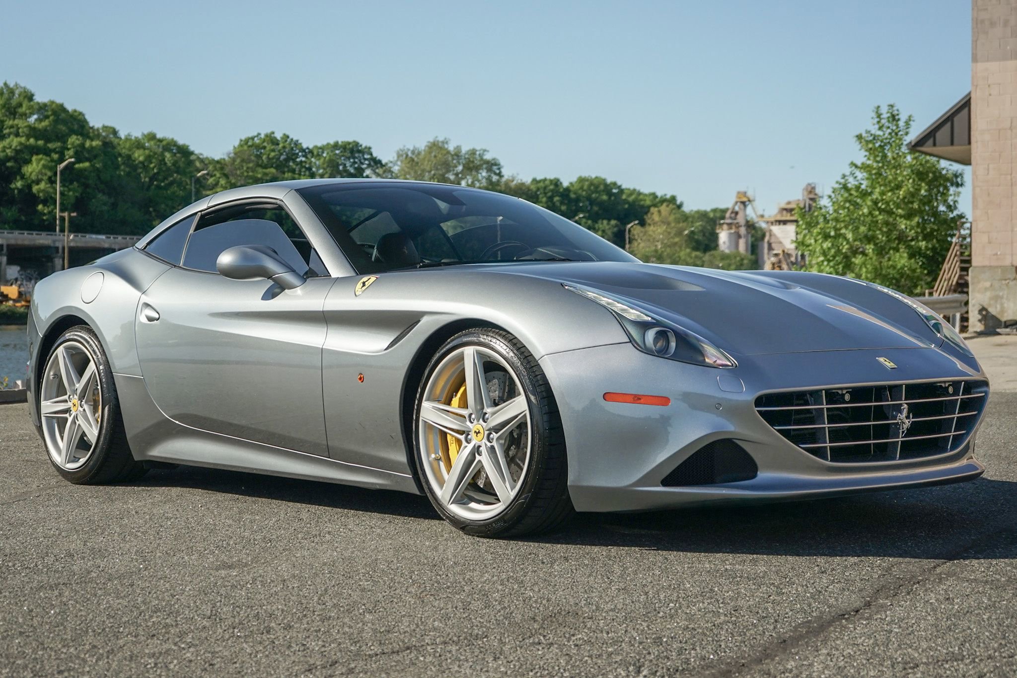 Used 2017 Ferrari California T RWD image 2