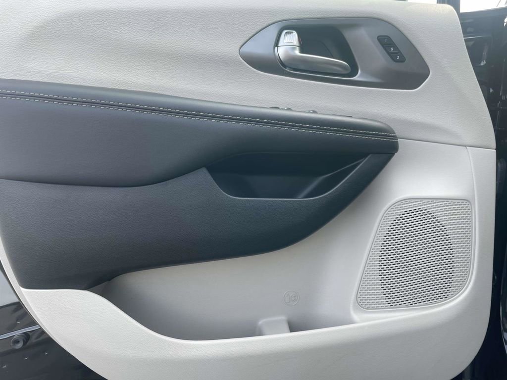 Certified 2023 Chrysler Pacifica Touring-L image 25
