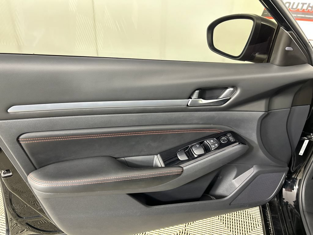 Used 2023 Nissan Altima 2.5 SR FWD image 11