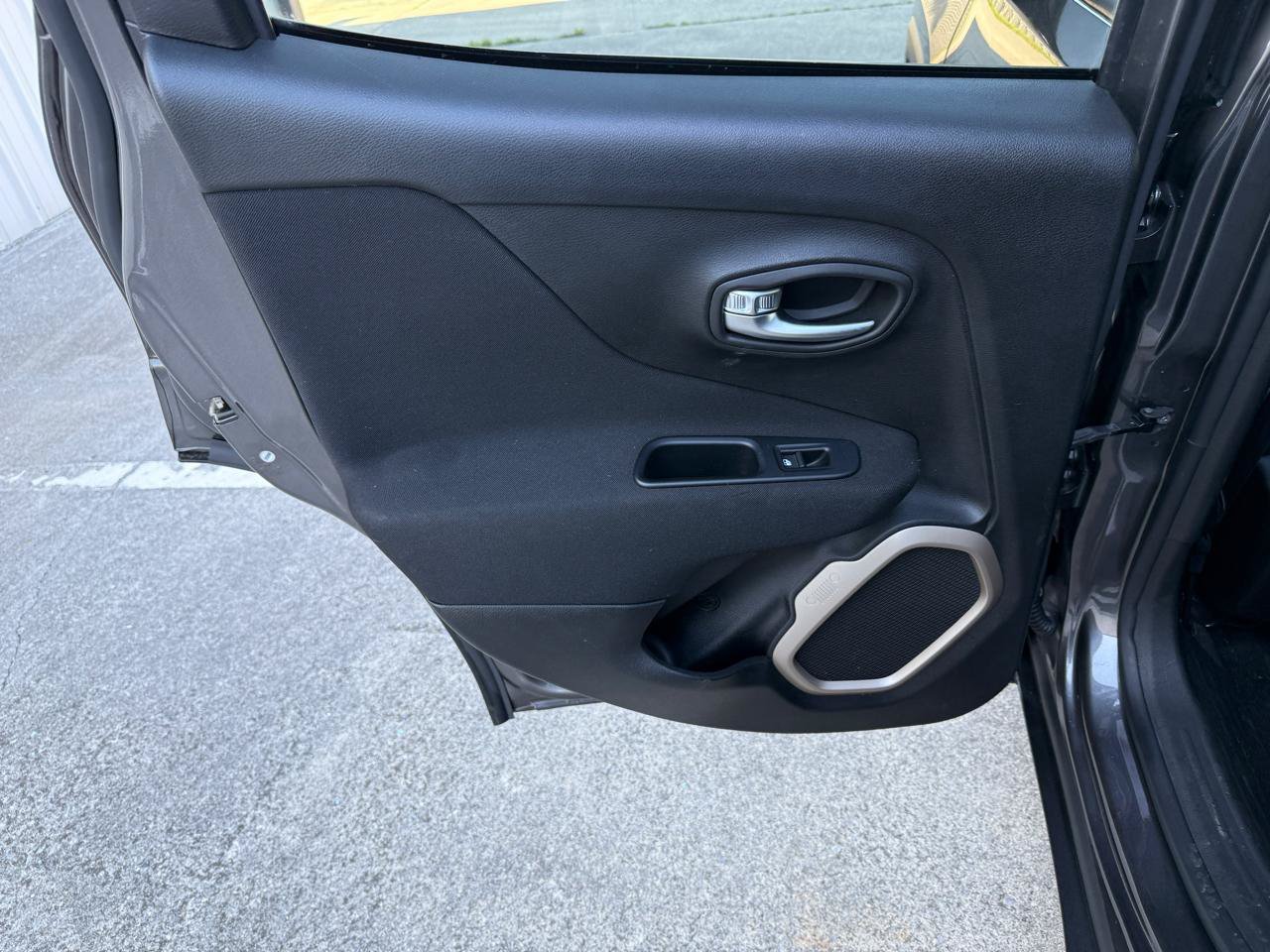 Used 2017 Jeep Renegade Latitude w/ Popular Equipment Group FWD image 16