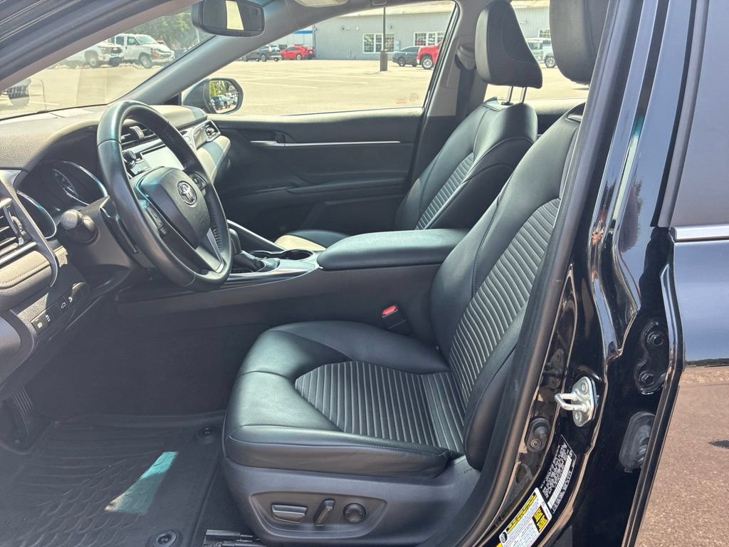 Used 2018 Toyota Camry SE w/ Moonroof Package FWD image 11