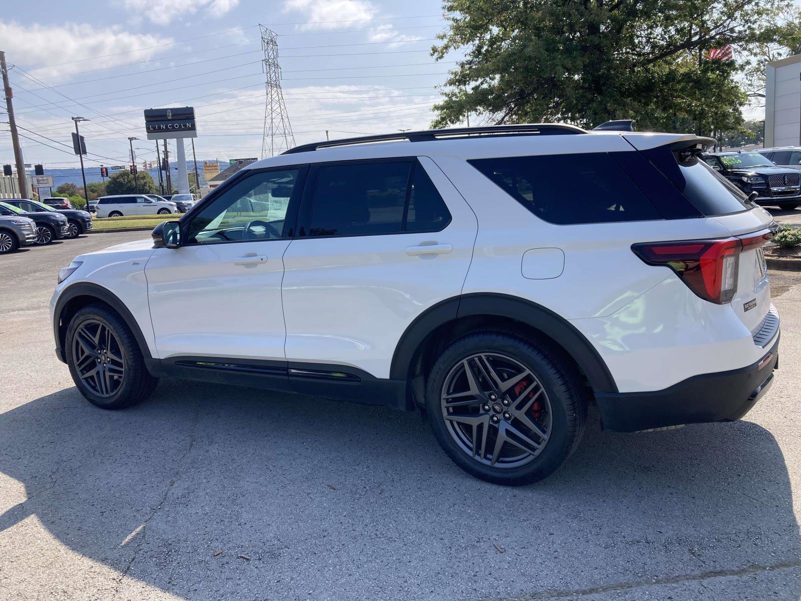 Used 2025 Ford Explorer ST-Line w/ Premium Package RWD image 7