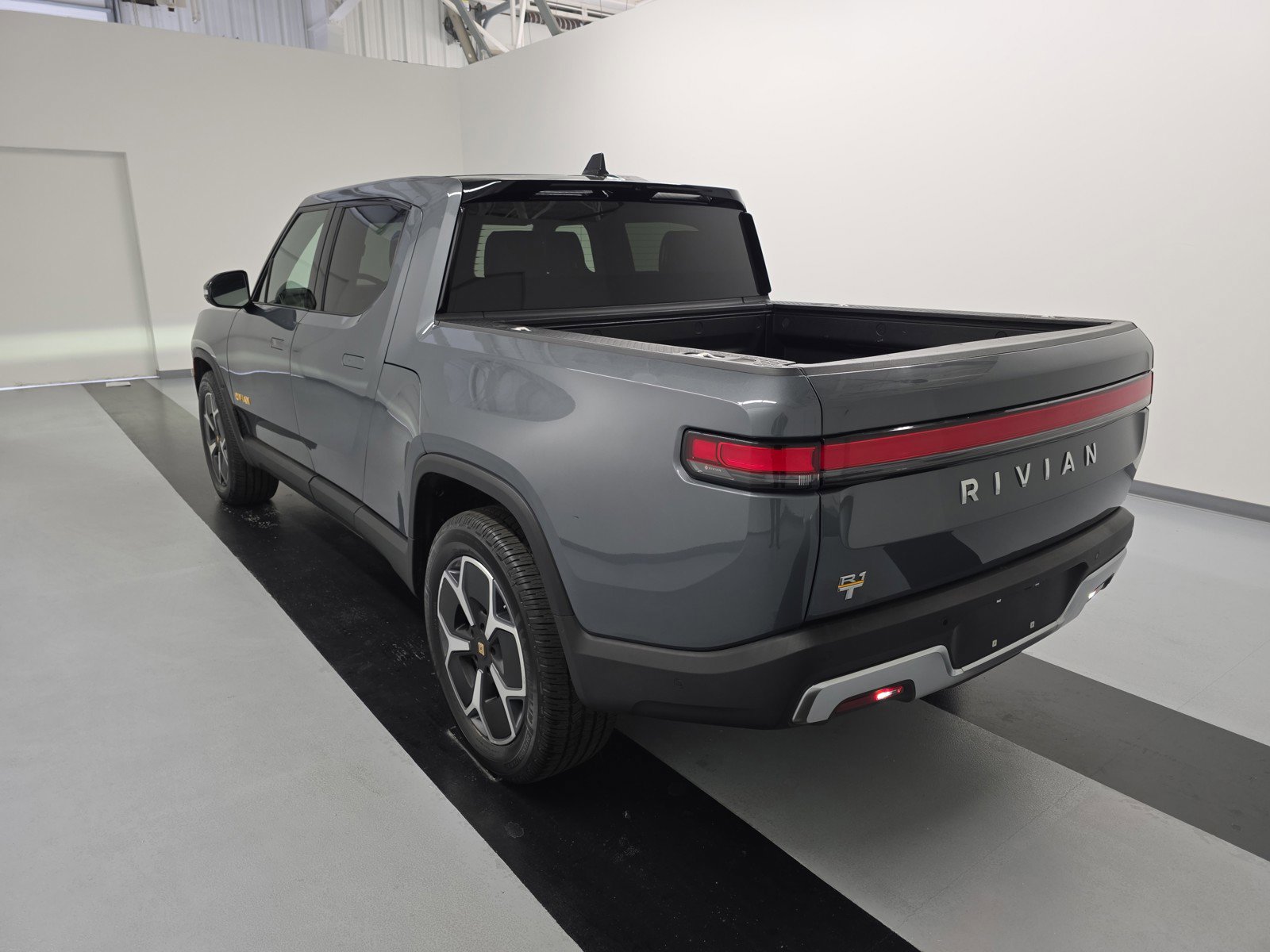 Used 2022 Rivian R1T Adventure image 3