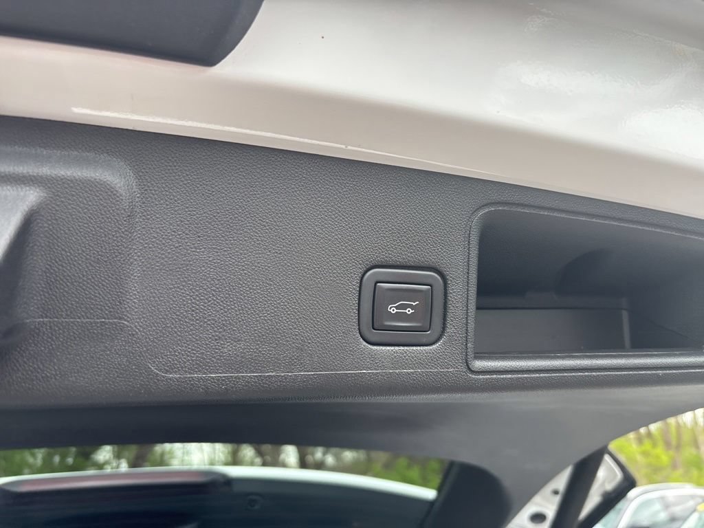 Used 2023 GMC Terrain SLT FWD image 16