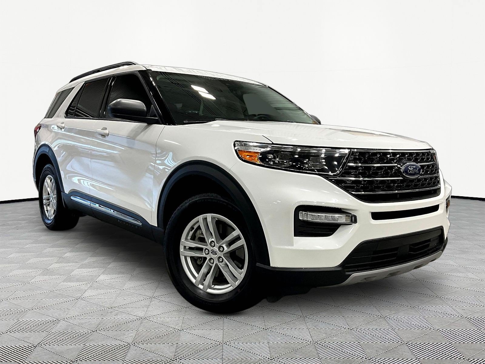 Used 2022 Ford Explorer XLT w/ Equipment Group 202A AWD/4WD image 3