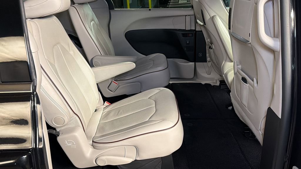 Used 2017 Chrysler Pacifica Limited FWD image 12