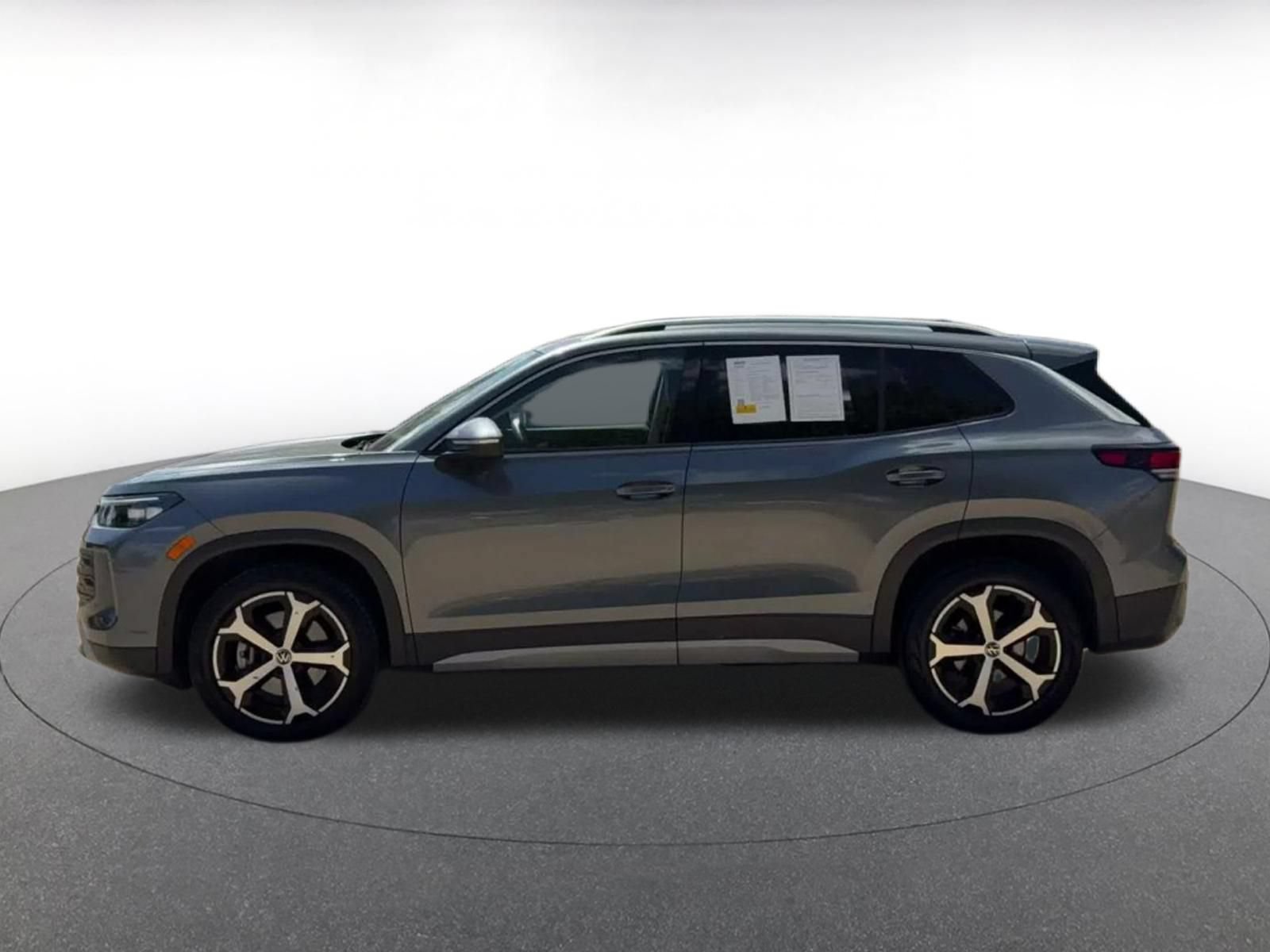 Used 2026 Volkswagen Tiguan SE AWD/4WD image 8