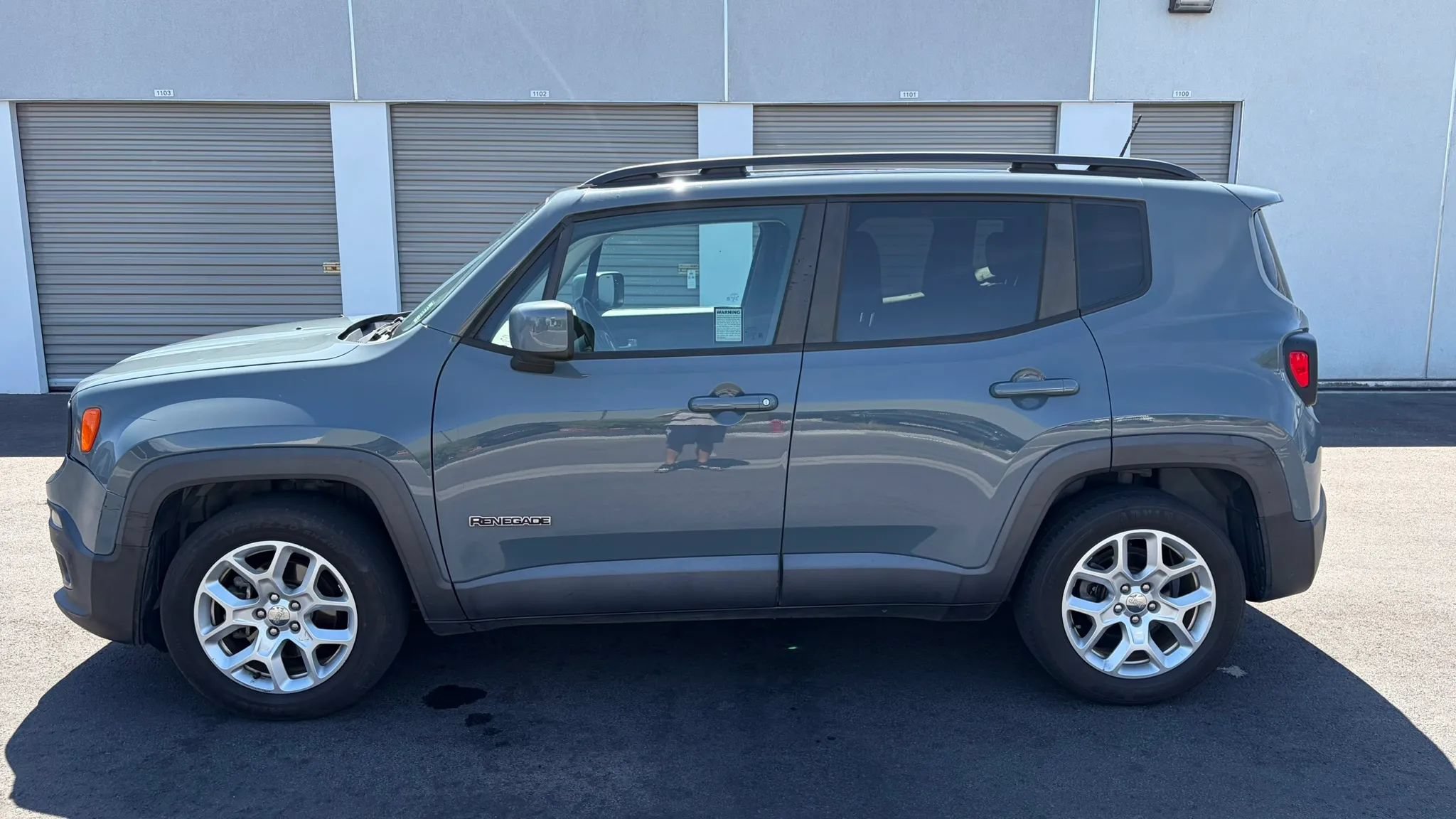 Used 2018 Jeep Renegade Latitude w/ UConnect 8.4 Nav Group FWD image 2