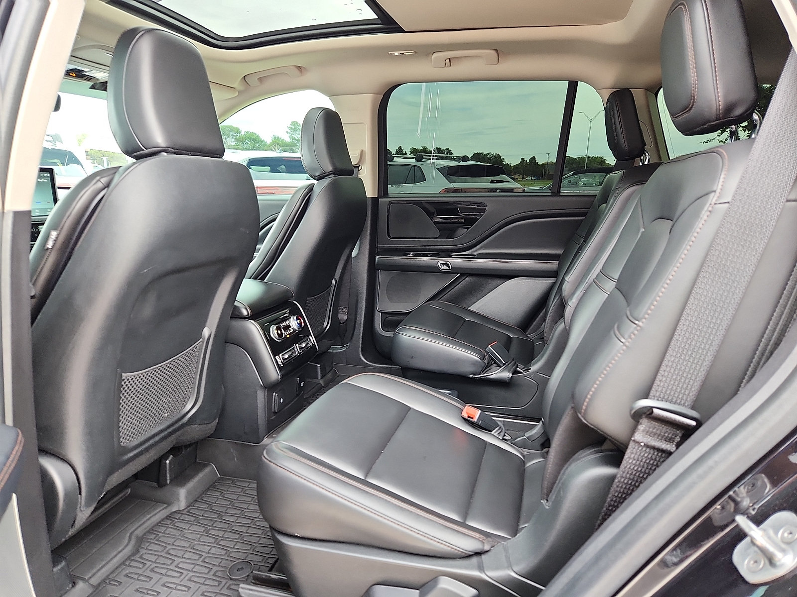Used 2023 Lincoln Aviator 2WD w/ Premium Package image 12
