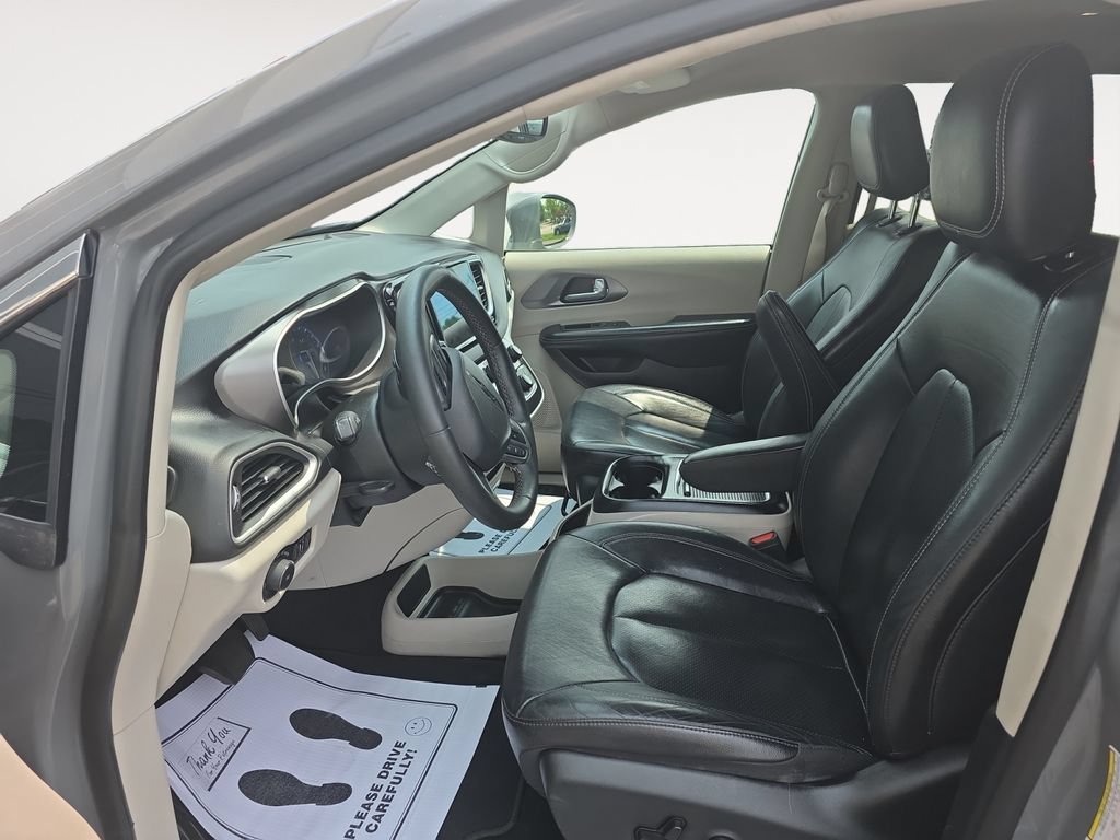 Used 2022 Chrysler Pacifica Touring-L FWD image 9
