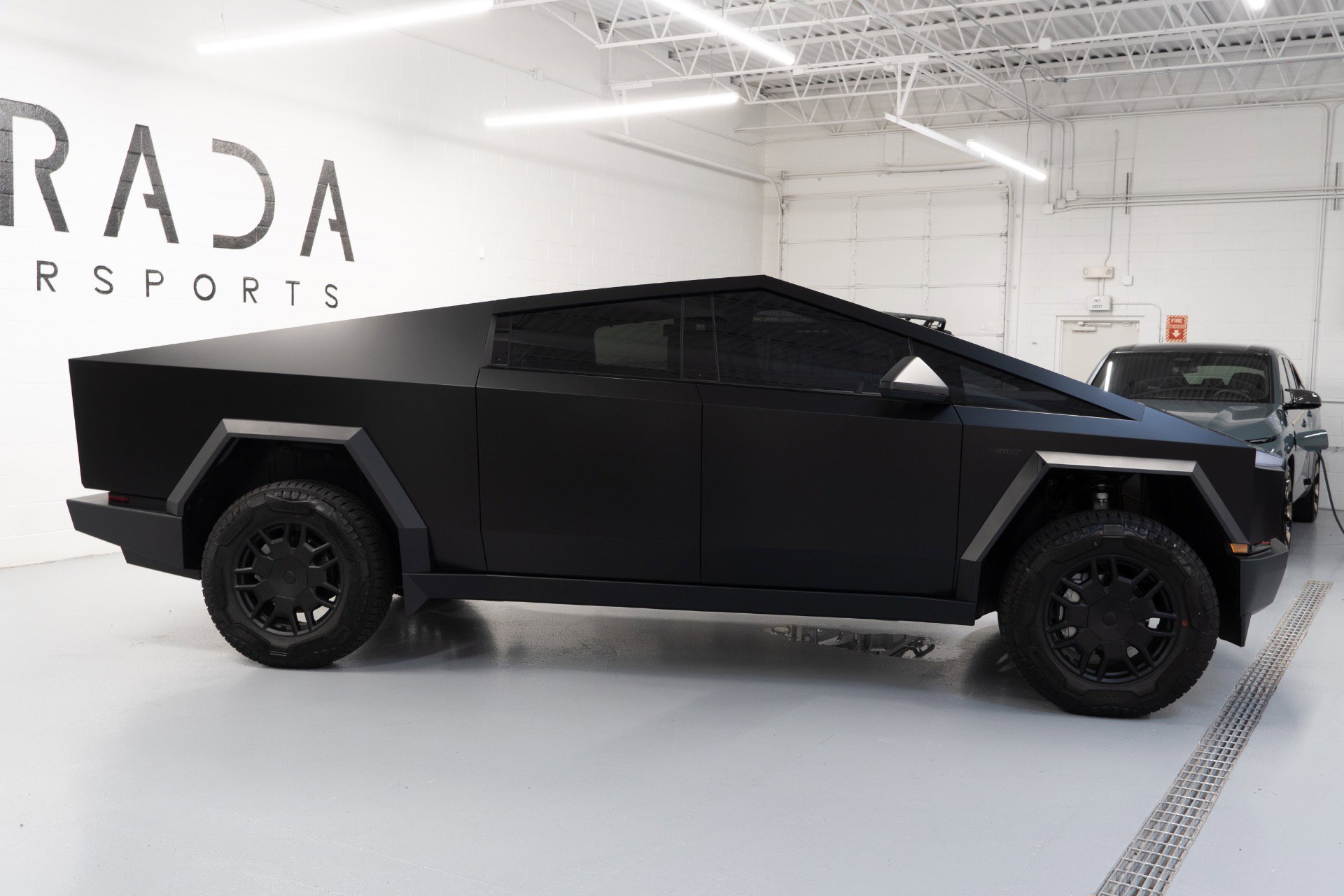 Used 2024 Tesla Cybertruck AWD Crew Cab image 9