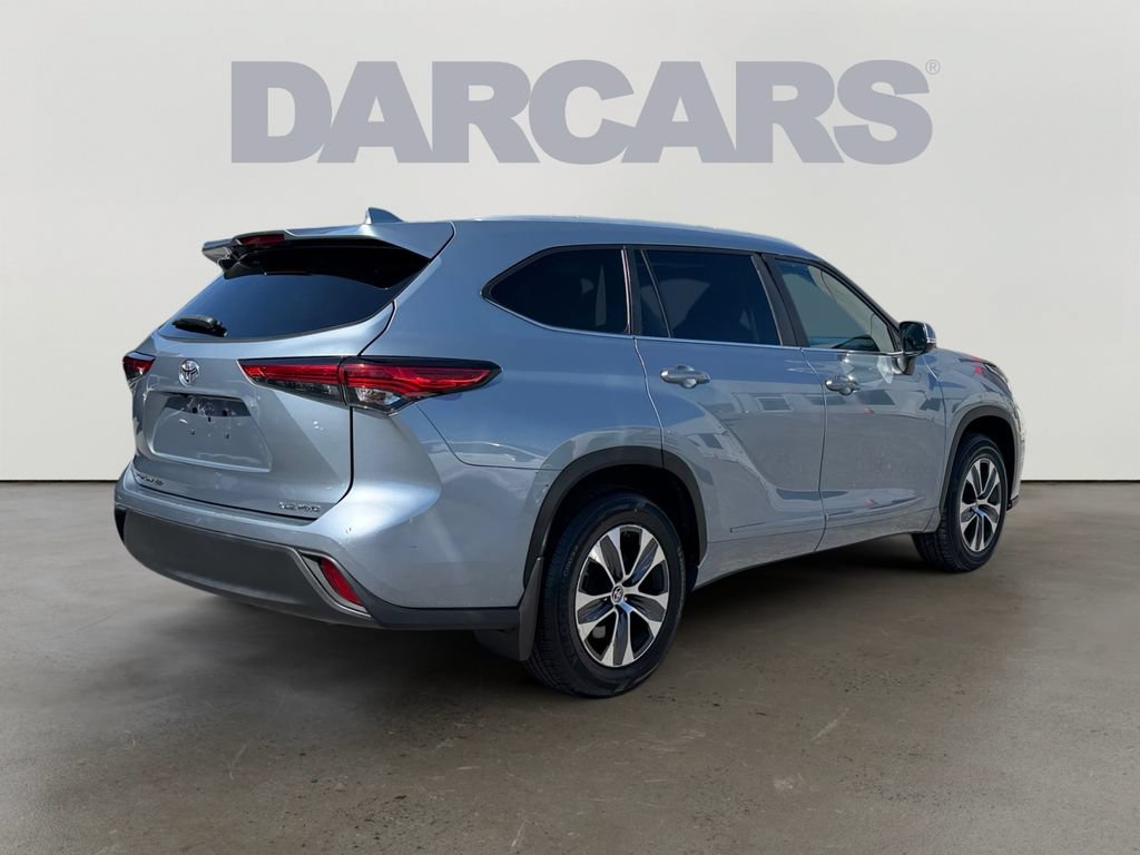 Used 2023 Toyota Highlander XLE AWD/4WD image 5