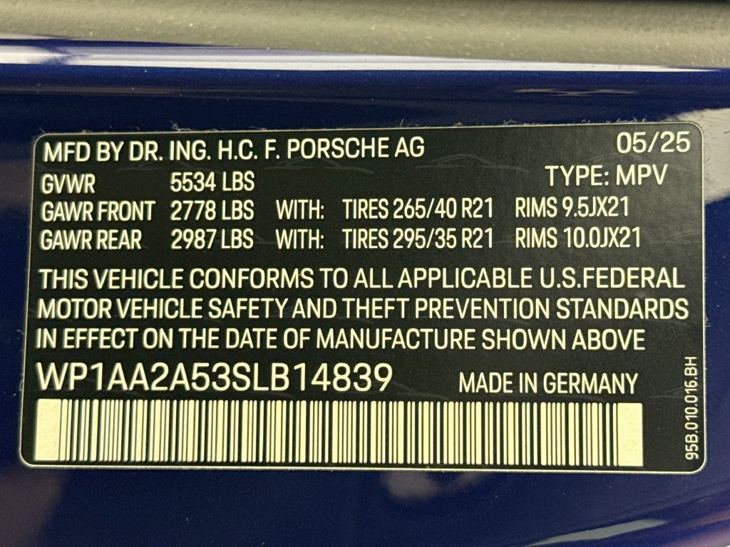 Certified 2025 Porsche Macan AWD/4WD image 33