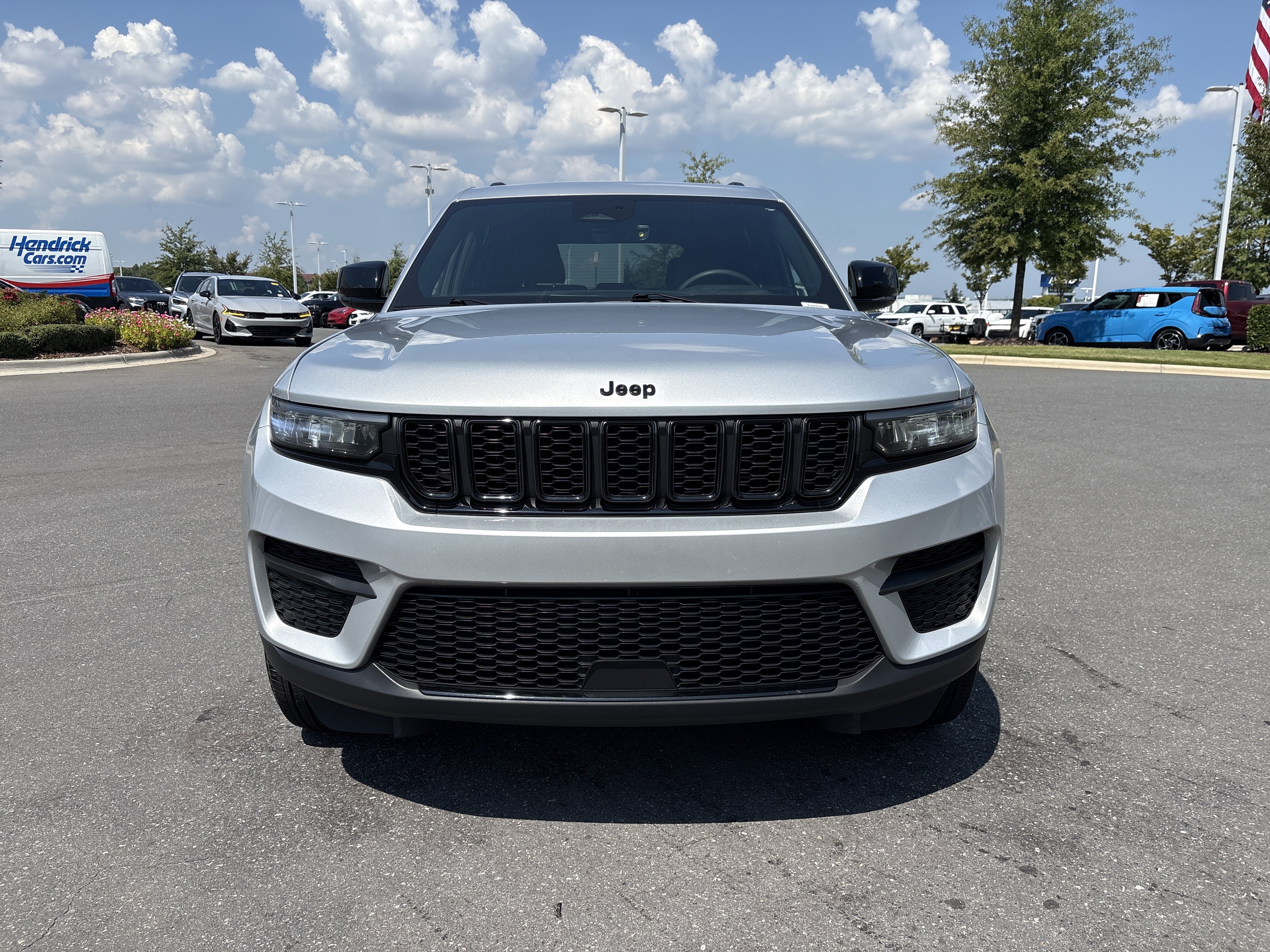 Used 2025 Jeep Grand Cherokee Altitude AWD/4WD image 3