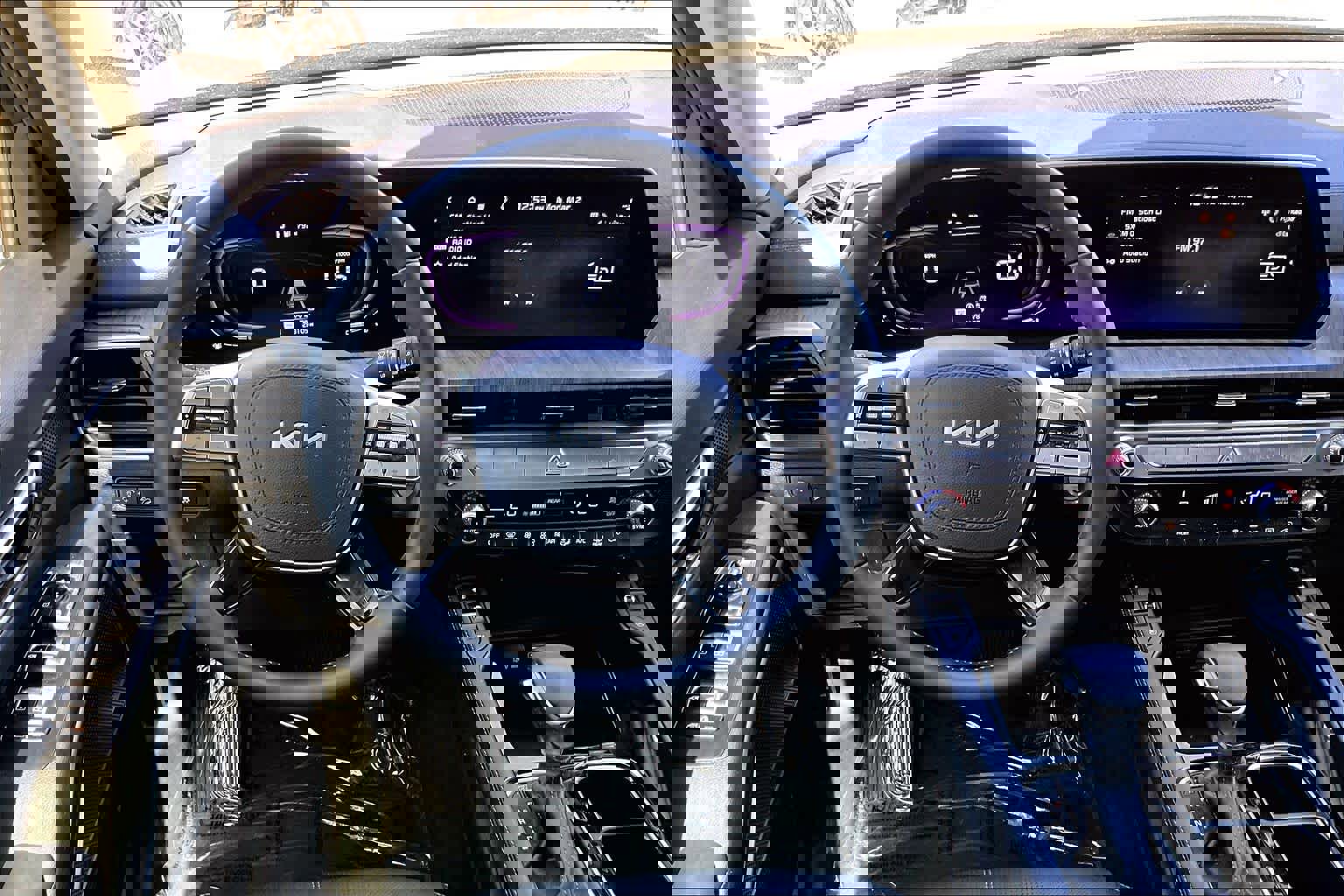 Used 2024 Kia Telluride EX w/ EX Captain's Chair Package image 6