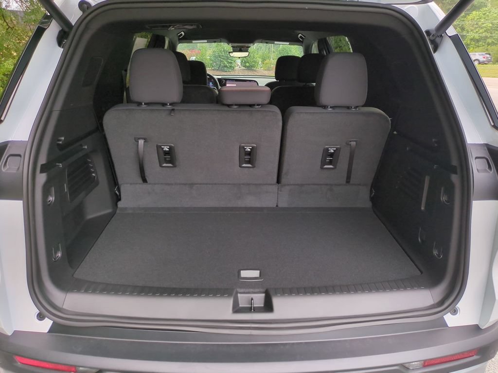 New 2027 Chevrolet Traverse LT w/ Driver Confidence Package FWD image 33