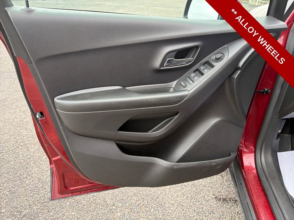 Used 2021 Chevrolet Trax LT w/ LT Convenience Package image 13