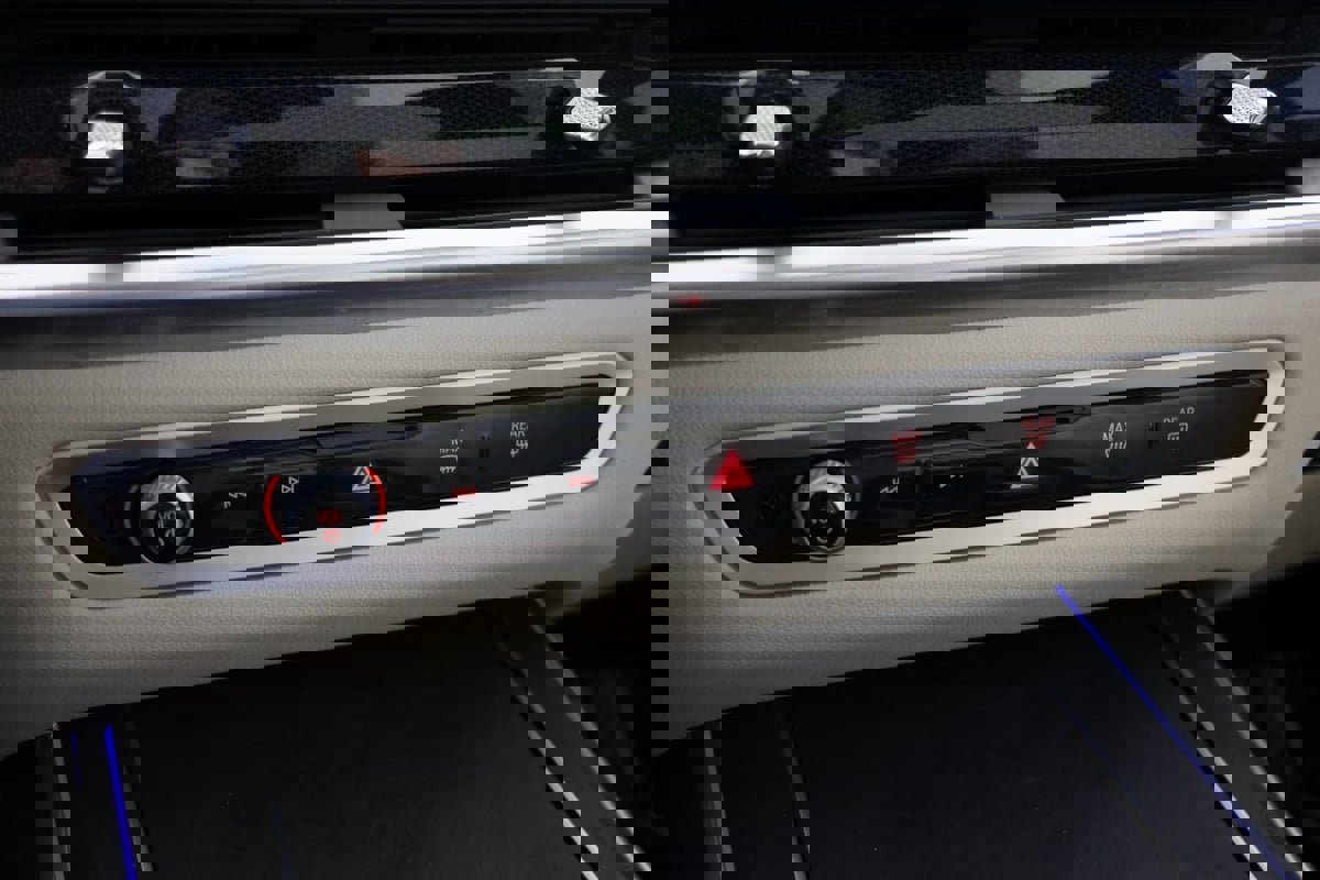 Used 2023 BMW X7 xDrive40i w/ M Sport Package image 33